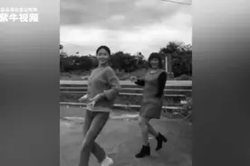 女孩和独臂妈妈跳蒙古舞感动网友“舞蹈让妈妈走出了阴霾”图片