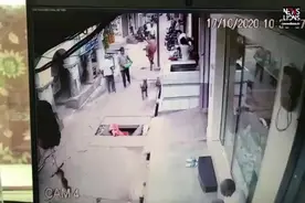 印度一头馋嘴母牛为吃蔬菜将一男子顶飞掉进洞里图片