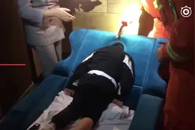 心疼又好笑！5岁男孩头卡按摩椅放脸洞图片