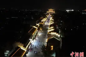 航拍湖北襄阳夜景：霓虹璀璨 古城辉煌图片