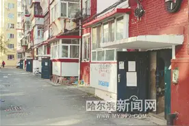 新换的单元门关不严锁不了图片