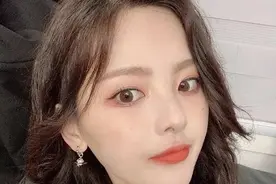 看了杨超越、Jennie们的非主流挑染 我居然有点心动图片