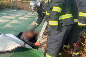 30秒丨老人晨间遛弯不慎跌进水池，威海消防紧急救助图片