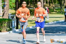 15名陪跑者助力，全盲跑者严伟在大宁公园10小时内成功挑战百公里图片