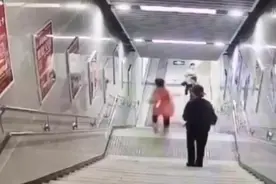 女孩地铁站内玩手机摔倒，直接被抬上120图片