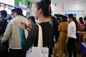 高校舞蹈专业女生在食堂顶4只碗买饭图片