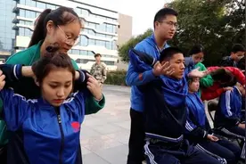 学以致用！运动康复专业学生为军训新生拔罐