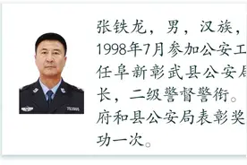 为骗取政府工资，男子将父亲尸体藏在冰柜2年多，民警刚跨进院子，他接连掷出几把菜刀斧头图片