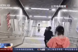 看着都疼！这些意外提醒你：走路开车别看手机图片