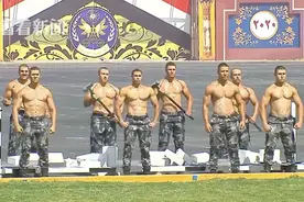 赤膊秀肌肉还钻火圈！埃及警官学校毕业典礼“画风突变”图片