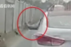 男子恶意别车还做挑逗手势 事后竟说：飞吻是礼貌图片