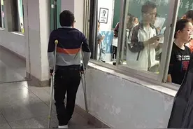 拄拐杖上课 南康一教师平凡举动感人心图片