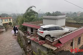 离奇车祸！一轿车凌晨5点冲出公路开上居民房顶，幸无人伤亡图片