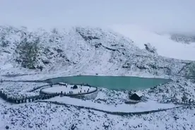 四川达谷冰川下雪宛如仙境 山上山下雪花飞舞视频封面
