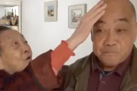 眼睛做过手术 95岁奶奶靠摸头秒认4个儿子！网友：最暖"摸头杀"视频封面