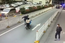 这对抗疫伉俪，迟到的婚礼上又迟到了图片