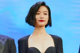 美貌营业！倪妮手拎高跟鞋下班 港风造型妩媚动人图片