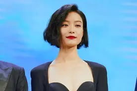 美貌营业！倪妮手拎高跟鞋下班 港风造型妩媚动人图片