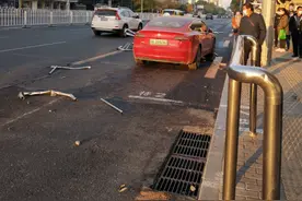 特斯拉失控撞飞公交站护栏，一名交通引导员受伤图片