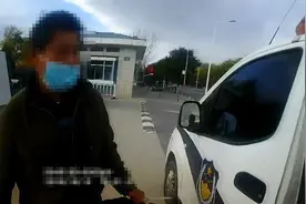 警笛一响心惊胆战！男子逃亡30年后自首得知未涉案，双亲已离世图片