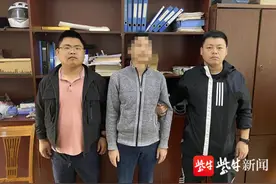 什么！交往了一年多的“女友”竟然是身边男同事图片