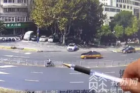 镇江句容：受伤老人坐着轮椅还横穿马路翻护栏图片