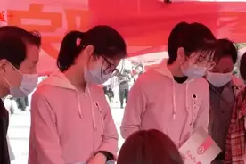 真巧！这对双胞胎姐妹和父母、姑姑成了校友图片
