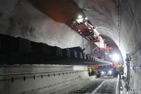川藏铁路拉林段最长隧道达嘎拉隧道开始铺轨图片