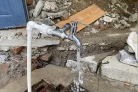 济南一小区单元停水22天用水全靠“挑”居民集资维修管道 2天后正常供水图片