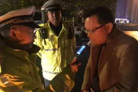 骑车去接因酒驾被查的朋友，民警一查，他竟然醉驾图片