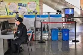 “世界上最遥远的距离就是我在站台外，口罩贩卖机在站台里！”图片
