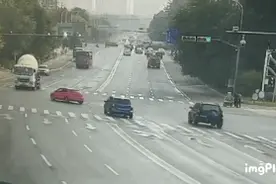 痛心！轿车路中央被水泥罐车压扁！警方通报来了图片