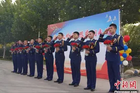 缘定“火焰蓝”：河北沧州举办消防员集体婚礼图片