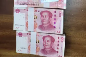 滴滴代驾司机捡到含5万元现金的包，原地等到第二天凌晨图片