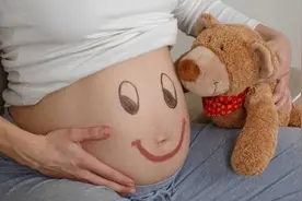 为什么有的孕妇不显怀，而有的孕妇肚子就特别的大？图片