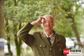老战士涂伯毅：战场上遭汽油弹毁容 置身火海九死一生｜红色记忆图片