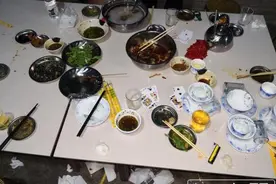 女子上厕所10多个朋友趁机逃单 不够钱结账店主无奈报警图片