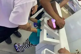 “妈！我又被卡住了”为什么有的缝隙进去容易出来难？图片