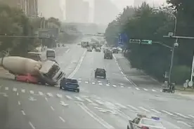 济南水泥罐车侧翻压扁轿车！警方通报：事故造成2人身亡图片