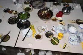 朋友聚会花了500元，女子上厕所回来瞬间傻眼：人呢？图片