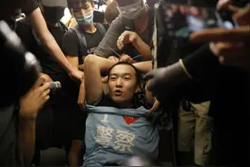 4人被控暴动及非法禁锢，1人承认用美国旗旗杆袭击付国豪图片