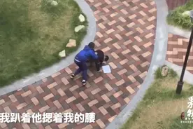 小小男孩这一跪，感动所有人图片
