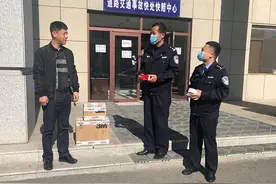 吉林桦甸交警为330辆农机车贴反光标识图片