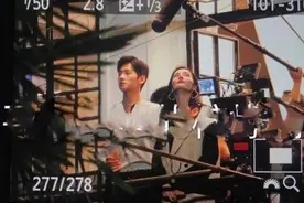 杨洋迪丽热巴新剧路透照曝光 站阳台热聊甜笑图片