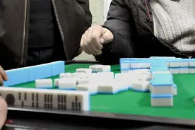 楼上支起4台麻将机，楼下居民不堪其扰图片