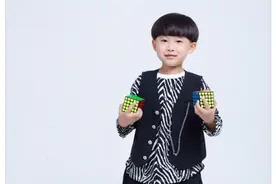 基因强大！易烊千玺弟弟易烊昱华创造魔方世界纪录，年仅7岁图片