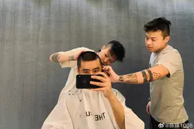 爱了！窦靖童新发型潮帅另类 变造型师为友人剃头图片