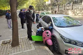 电动车与轿车剐蹭后逃逸 轿车司机一路狂追逼停电动车图片