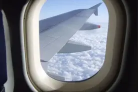 飞机窗户上竟然有个小洞！难道是窗户破了？图片