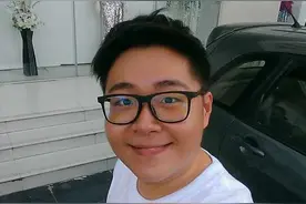 还记得《笑林小子》里戴墨镜的小和尚吗？他还是这么胖啊图片